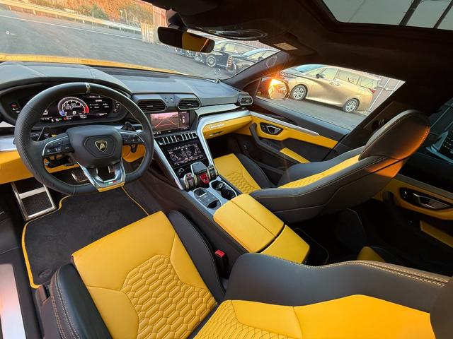 ウルス ベースグレード　左ハンドル　／　２３インチ　Ｒｉｍｓ　Ｔａｉｇｅｔｅ　Ｓｈｉｎｙ　Ｂｌａｃｋ　／　バング＆オルフセン　アドバンスト３Ｄサウンドシステム　／　パノラミックルーフ　／レッドブレーキキャリパー（45枚目）