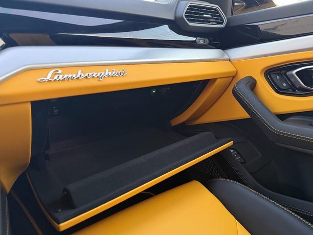 ウルス ベースグレード　左ハンドル　／　２３インチ　Ｒｉｍｓ　Ｔａｉｇｅｔｅ　Ｓｈｉｎｙ　Ｂｌａｃｋ　／　バング＆オルフセン　アドバンスト３Ｄサウンドシステム　／　パノラミックルーフ　／レッドブレーキキャリパー（50枚目）