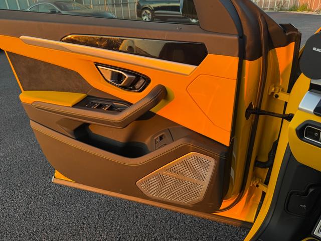 ウルス ベースグレード　左ハンドル　／　２３インチ　Ｒｉｍｓ　Ｔａｉｇｅｔｅ　Ｓｈｉｎｙ　Ｂｌａｃｋ　／　バング＆オルフセン　アドバンスト３Ｄサウンドシステム　／　パノラミックルーフ　／レッドブレーキキャリパー（54枚目）