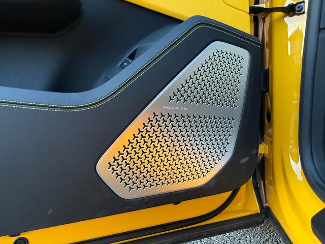 ウルス ベースグレード　左ハンドル　／　２３インチ　Ｒｉｍｓ　Ｔａｉｇｅｔｅ　Ｓｈｉｎｙ　Ｂｌａｃｋ　／　バング＆オルフセン　アドバンスト３Ｄサウンドシステム　／　パノラミックルーフ　／レッドブレーキキャリパー（55枚目）