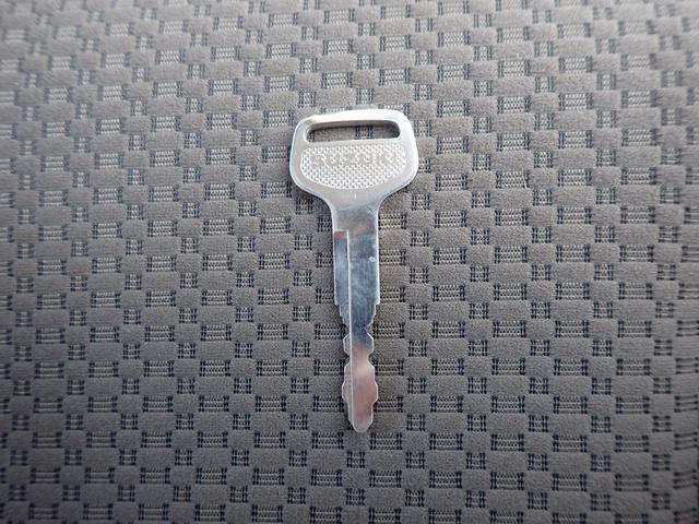 エブリイ PC 5型 衝突被害軽減システム 衝突安全ボディ クリアランスソナー 盗難防止システム キーレスエントリー アイドリングストップ シートヒーター エアコン パワーステアリング パワーウィンドウ 運転席エアバッグ(57枚目)