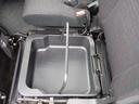 助手席下に隠れ収納あります!