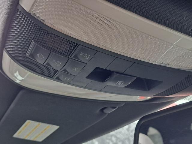 Ｃクラスステーションワゴン Ｃ２００コンプレッサーワゴン　アバンギャルド　パノラミックスライディングルーフ　純正ナビ　バックカメラ　Ｂｌｕｅｔｏｏｔｈオーディオ　純正１７インチアルミホイール　ＥＴＣ　ハーフレザーシート　ルーフレール　ＨＩＤヘッドライト　ＭＴモード付ＡＴ（23枚目）