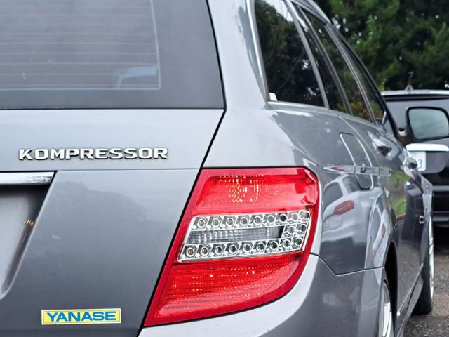 Ｃクラスステーションワゴン Ｃ２００コンプレッサーワゴン　アバンギャルド　パノラミックスライディングルーフ　純正ナビ　バックカメラ　Ｂｌｕｅｔｏｏｔｈオーディオ　純正１７インチアルミホイール　ＥＴＣ　ハーフレザーシート　ルーフレール　ＨＩＤヘッドライト　ＭＴモード付ＡＴ（31枚目）