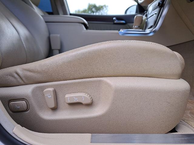 フーガ ３５０ＧＴ　ベージュレザーシート　ＨＤＤナビ　バック／サイドブラインドカメラ　シートヒーター／クーラー　助手席オットマン　純正１８インチアルミホイール　ＡＦＳ　ビルトインＥＴＣ　ＨＩＤヘッドライト（10枚目）