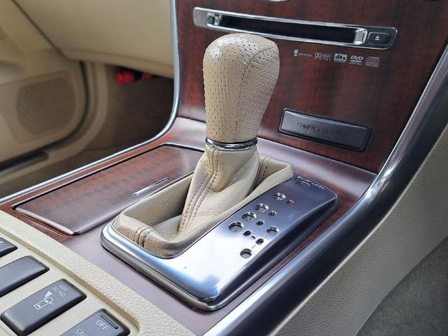 フーガ ３５０ＧＴ　ベージュレザーシート　ＨＤＤナビ　バック／サイドブラインドカメラ　シートヒーター／クーラー　助手席オットマン　純正１８インチアルミホイール　ＡＦＳ　ビルトインＥＴＣ　ＨＩＤヘッドライト（17枚目）
