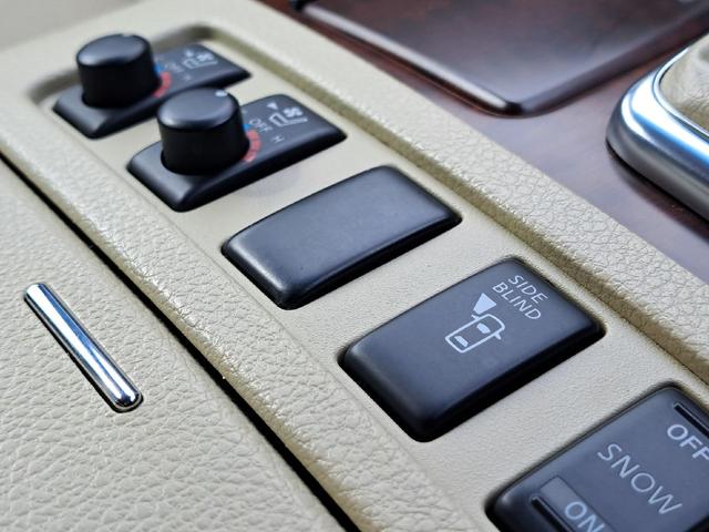 フーガ ３５０ＧＴ　ベージュレザーシート　ＨＤＤナビ　バック／サイドブラインドカメラ　シートヒーター／クーラー　助手席オットマン　純正１８インチアルミホイール　ＡＦＳ　ビルトインＥＴＣ　ＨＩＤヘッドライト（22枚目）
