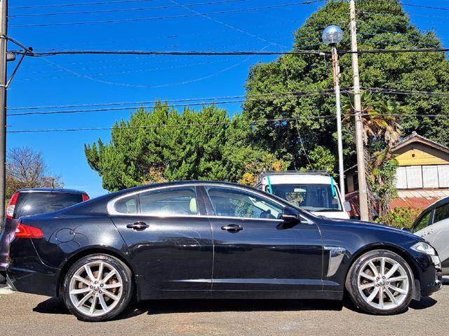 XF 3.0プレミアムラグジュアリー ベージュレザーシート 純正ナビ TV ETC 純正19インチアルミホイール シートヒーター スマートキー クルーズコントロール Bluetoothオーディオ HIDヘッド Bカメラ ドライブレコーダー(4枚目)