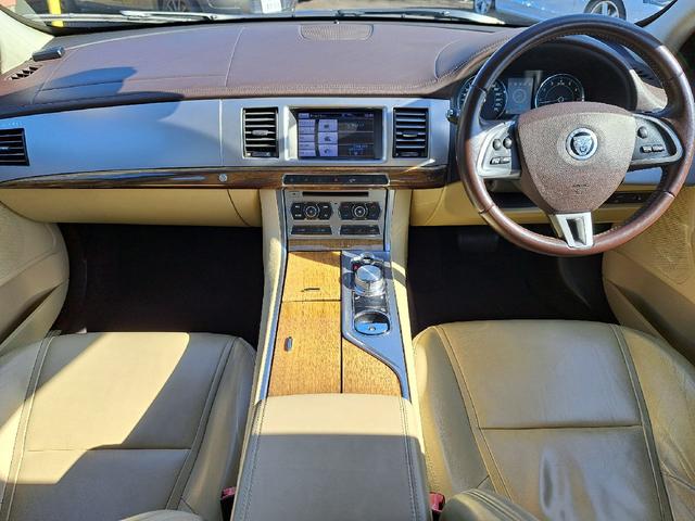 XF 3.0プレミアムラグジュアリー ベージュレザーシート 純正ナビ TV ETC 純正19インチアルミホイール シートヒーター スマートキー クルーズコントロール Bluetoothオーディオ HIDヘッド Bカメラ ドライブレコーダー(8枚目)