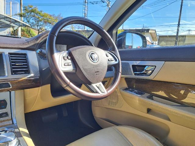 XF 3.0プレミアムラグジュアリー ベージュレザーシート 純正ナビ TV ETC 純正19インチアルミホイール シートヒーター スマートキー クルーズコントロール Bluetoothオーディオ HIDヘッド Bカメラ ドライブレコーダー(9枚目)