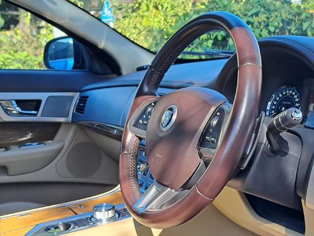 XF 3.0プレミアムラグジュアリー ベージュレザーシート 純正ナビ TV ETC 純正19インチアルミホイール シートヒーター スマートキー クルーズコントロール Bluetoothオーディオ HIDヘッド Bカメラ ドライブレコーダー(10枚目)