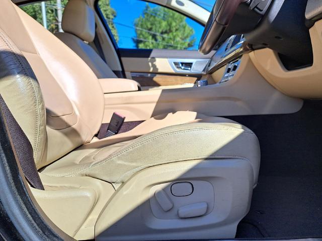 XF 3.0プレミアムラグジュアリー ベージュレザーシート 純正ナビ TV ETC 純正19インチアルミホイール シートヒーター スマートキー クルーズコントロール Bluetoothオーディオ HIDヘッド Bカメラ ドライブレコーダー(11枚目)