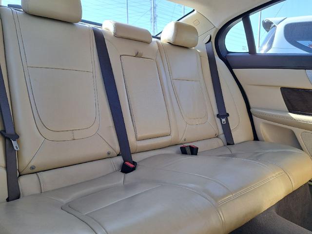 XF 3.0プレミアムラグジュアリー ベージュレザーシート 純正ナビ TV ETC 純正19インチアルミホイール シートヒーター スマートキー クルーズコントロール Bluetoothオーディオ HIDヘッド Bカメラ ドライブレコーダー(14枚目)