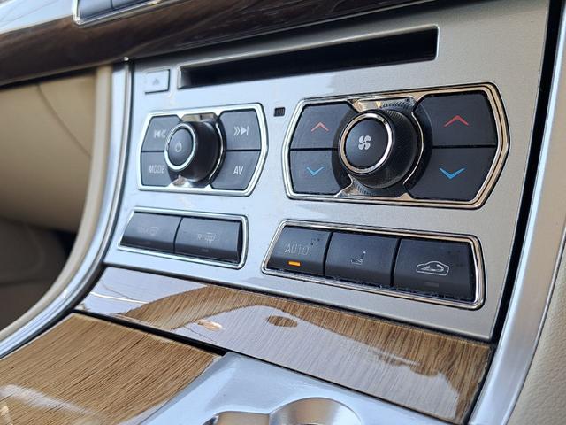 XF 3.0プレミアムラグジュアリー ベージュレザーシート 純正ナビ TV ETC 純正19インチアルミホイール シートヒーター スマートキー クルーズコントロール Bluetoothオーディオ HIDヘッド Bカメラ ドライブレコーダー(23枚目)