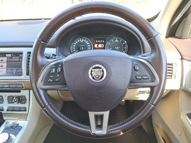 XF 3.0プレミアムラグジュアリー ベージュレザーシート 純正ナビ TV ETC 純正19インチアルミホイール シートヒーター スマートキー クルーズコントロール Bluetoothオーディオ HIDヘッド Bカメラ ドライブレコーダー(27枚目)