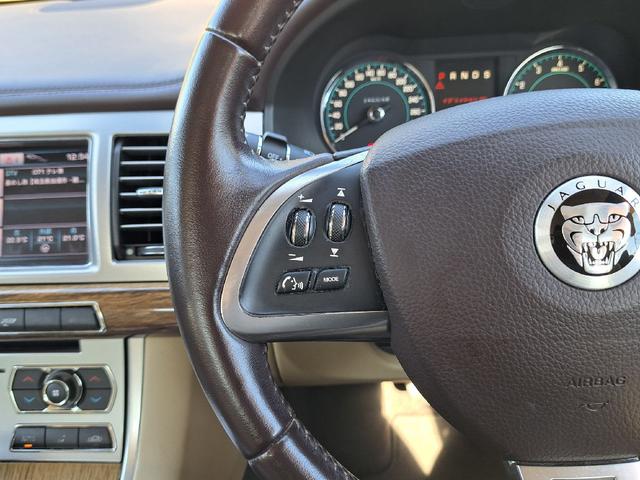 XF 3.0プレミアムラグジュアリー ベージュレザーシート 純正ナビ TV ETC 純正19インチアルミホイール シートヒーター スマートキー クルーズコントロール Bluetoothオーディオ HIDヘッド Bカメラ ドライブレコーダー(28枚目)