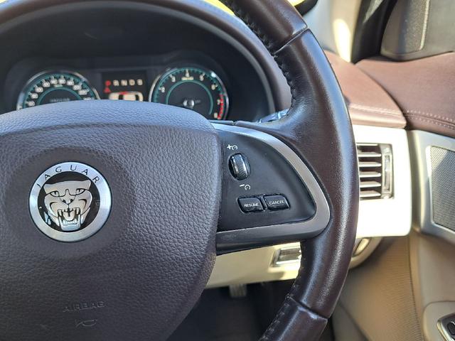 XF 3.0プレミアムラグジュアリー ベージュレザーシート 純正ナビ TV ETC 純正19インチアルミホイール シートヒーター スマートキー クルーズコントロール Bluetoothオーディオ HIDヘッド Bカメラ ドライブレコーダー(29枚目)