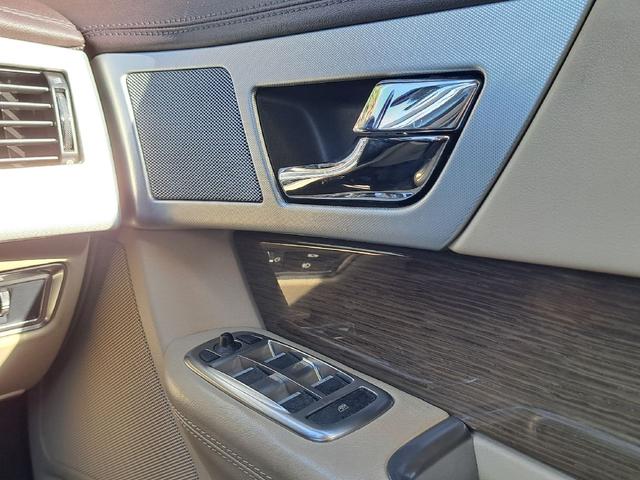 XF 3.0プレミアムラグジュアリー ベージュレザーシート 純正ナビ TV ETC 純正19インチアルミホイール シートヒーター スマートキー クルーズコントロール Bluetoothオーディオ HIDヘッド Bカメラ ドライブレコーダー(30枚目)