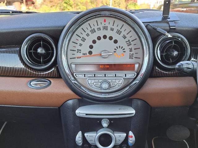 ＭＩＮＩ ５０　メイフェア　特別仕様車　メイフェア専用レザーシート　アディショナルヘッドランプ　ホワイトルーフ　シートヒーター　オートエアコン　ＥＴＣ　メイフェア専用１７インチアルミホイール　プッシュスタート（15枚目）