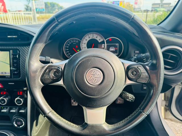 86 GT ナビ オートクルーズコントロール MT オートライト LEDヘッドランプ スマートキー アルミホイール 盗難防止システム 衝突安全ボディ ABS ESC USB エアコン パワーステアリング(3枚目)