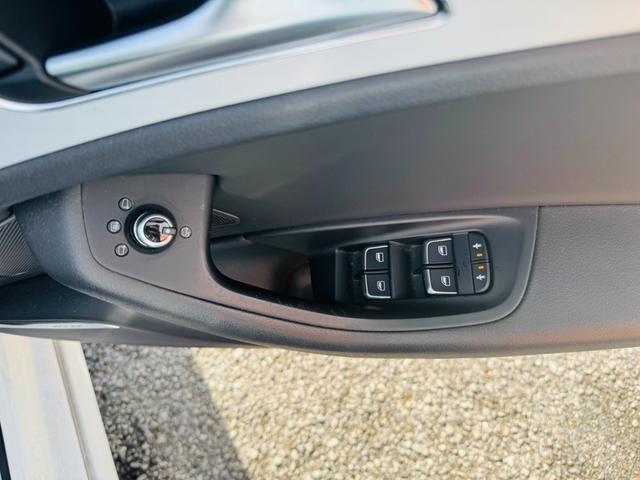 A6 2.0TFSI Sラインパッケージ クリアランスソナー オートクルーズコントロール バックカメラ アルミホイール HID CVT アイドリングストップ 電動格納ミラー 盗難防止システム パワーシート CD ABS ESC エアコン(7枚目)