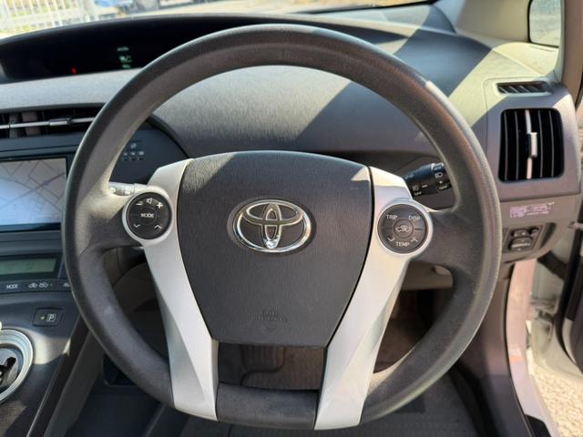 プリウス S ETC バックカメラ ナビ アルミホイール オートライト CVT スマートキー 電動格納ミラー 盗難防止システム ミュージックプレイヤー接続可 衝突安全ボディ ABS ESC エアコン(3枚目)