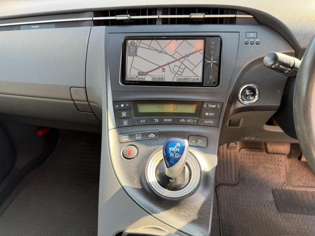 プリウス S ETC バックカメラ ナビ アルミホイール オートライト CVT スマートキー 電動格納ミラー 盗難防止システム ミュージックプレイヤー接続可 衝突安全ボディ ABS ESC エアコン(5枚目)