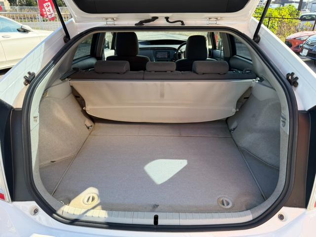 プリウス S ETC バックカメラ ナビ アルミホイール オートライト CVT スマートキー 電動格納ミラー 盗難防止システム ミュージックプレイヤー接続可 衝突安全ボディ ABS ESC エアコン(17枚目)