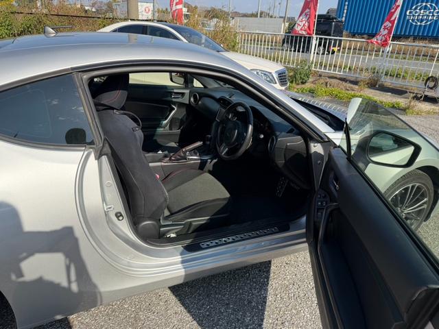 ８６ ＧＴ　ＥＴＣ　ナビ　ＡＴ　ＨＩＤ　ＬＥＤヘッドランプ　スマートキー　アルミホイール　盗難防止システム　衝突安全ボディ　ＡＢＳ　ＥＳＣ　エアコン　パワーステアリング　パワーウィンドウ　運転席エアバッグ（5枚目）