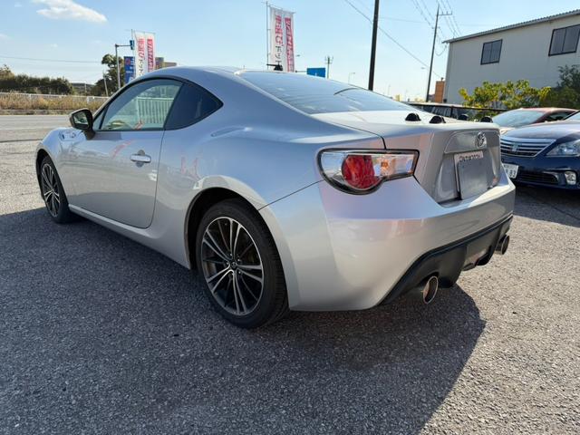 ８６ ＧＴ　ＥＴＣ　ナビ　ＡＴ　ＨＩＤ　ＬＥＤヘッドランプ　スマートキー　アルミホイール　盗難防止システム　衝突安全ボディ　ＡＢＳ　ＥＳＣ　エアコン　パワーステアリング　パワーウィンドウ　運転席エアバッグ（11枚目）