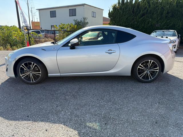 ８６ ＧＴ　ＥＴＣ　ナビ　ＡＴ　ＨＩＤ　ＬＥＤヘッドランプ　スマートキー　アルミホイール　盗難防止システム　衝突安全ボディ　ＡＢＳ　ＥＳＣ　エアコン　パワーステアリング　パワーウィンドウ　運転席エアバッグ（12枚目）