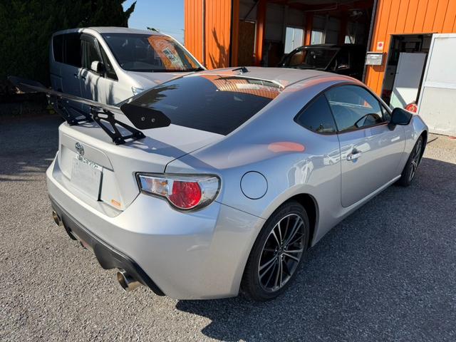 ８６ ＧＴ　ＥＴＣ　ナビ　ＡＴ　ＨＩＤ　ＬＥＤヘッドランプ　スマートキー　アルミホイール　盗難防止システム　衝突安全ボディ　ＡＢＳ　ＥＳＣ　エアコン　パワーステアリング　パワーウィンドウ　運転席エアバッグ（16枚目）