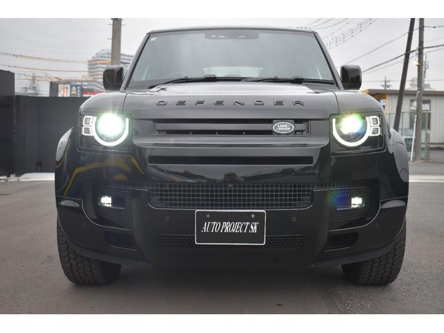 ディフェンダー １１０Ｘ－ダイナミックＳＥ　Ｐ３００　登録済未使用車エアサスペンションＥＸブラックＰＫＧパノラミックサンルーフ１２ウェイ電動シートヒーターコンソールクーラーボックス（5枚目）