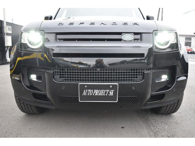 ディフェンダー １１０Ｘ－ダイナミックＳＥ　Ｐ３００　登録済未使用車エアサスペンションＥＸブラックＰＫＧパノラミックサンルーフ１２ウェイ電動シートヒーターコンソールクーラーボックス（6枚目）
