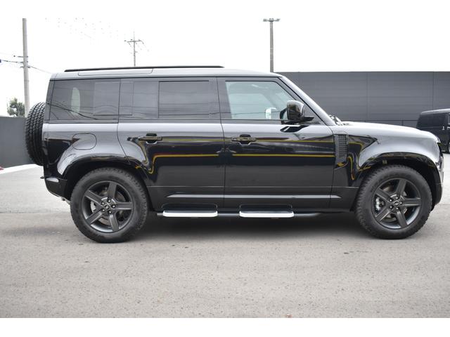 ディフェンダー １１０Ｘ－ダイナミックＳＥ　Ｐ３００　登録済未使用車エアサスペンションＥＸブラックＰＫＧパノラミックサンルーフ１２ウェイ電動シートヒーターコンソールクーラーボックス（10枚目）