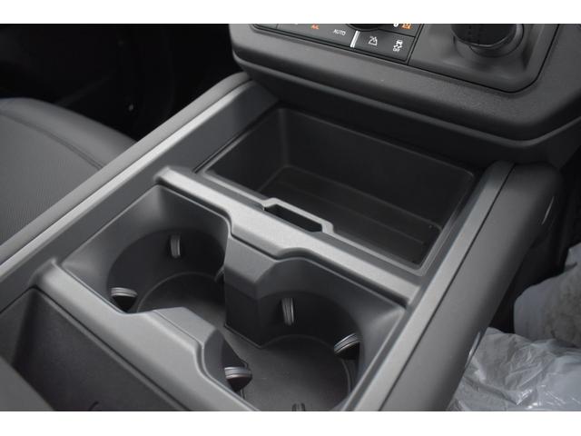 ディフェンダー １１０Ｘ－ダイナミックＳＥ　Ｐ３００　登録済未使用車エアサスペンションＥＸブラックＰＫＧパノラミックサンルーフ１２ウェイ電動シートヒーターコンソールクーラーボックス（28枚目）