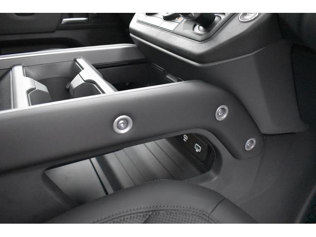 ディフェンダー １１０Ｘ－ダイナミックＳＥ　Ｐ３００　登録済未使用車エアサスペンションＥＸブラックＰＫＧパノラミックサンルーフ１２ウェイ電動シートヒーターコンソールクーラーボックス（32枚目）