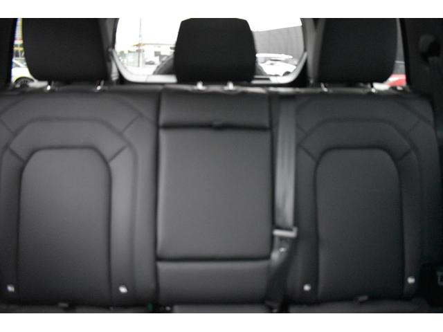 ディフェンダー １１０Ｘ－ダイナミックＳＥ　Ｐ３００　登録済未使用車エアサスペンションＥＸブラックＰＫＧパノラミックサンルーフ１２ウェイ電動シートヒーターコンソールクーラーボックス（42枚目）