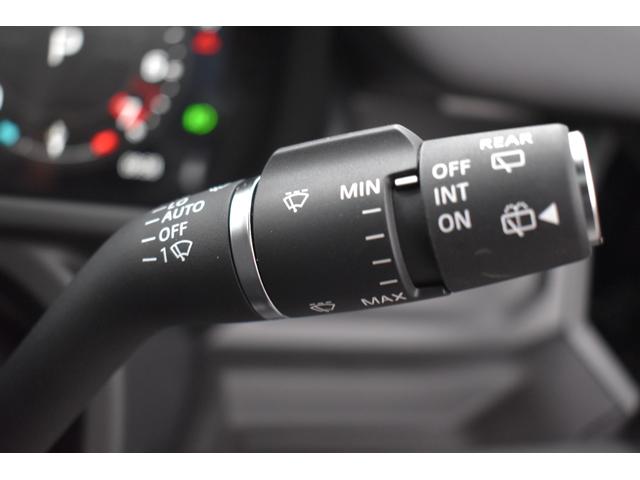 ディフェンダー １１０Ｘ－ダイナミックＳＥ　Ｐ３００　登録済未使用車エアサスペンションＥＸブラックＰＫＧパノラミックサンルーフ１２ウェイ電動シートヒーターコンソールクーラーボックス（53枚目）