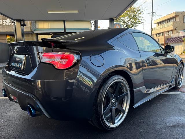 ８６ ＧＴリミテッド　ＴＯＭ’Ｓ　フロントバンパー社外サイドステップＴＲＵＳＴマフラー　ＷＯＲＫ　ＺＥＡＳＴ１９ｉｎＡＷＶａｌｅｎｔｉテール　ＢＬＩＴＺシフトノブ　純正ナビ（Ｂｌｕｅｔｏｏｔｈ／ＴＶ／バックカメラ）　ＥＴＣ（2枚目）