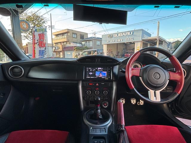 ８６ ＧＴリミテッド　ＴＯＭ’Ｓ　フロントバンパー社外サイドステップＴＲＵＳＴマフラー　ＷＯＲＫ　ＺＥＡＳＴ１９ｉｎＡＷＶａｌｅｎｔｉテール　ＢＬＩＴＺシフトノブ　純正ナビ（Ｂｌｕｅｔｏｏｔｈ／ＴＶ／バックカメラ）　ＥＴＣ（4枚目）