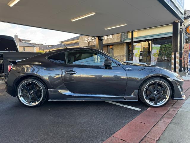 ８６ ＧＴリミテッド　ＴＯＭ’Ｓ　フロントバンパー社外サイドステップＴＲＵＳＴマフラー　ＷＯＲＫ　ＺＥＡＳＴ１９ｉｎＡＷＶａｌｅｎｔｉテール　ＢＬＩＴＺシフトノブ　純正ナビ（Ｂｌｕｅｔｏｏｔｈ／ＴＶ／バックカメラ）　ＥＴＣ（6枚目）