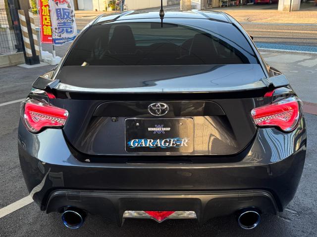 ８６ ＧＴリミテッド　ＴＯＭ’Ｓ　フロントバンパー社外サイドステップＴＲＵＳＴマフラー　ＷＯＲＫ　ＺＥＡＳＴ１９ｉｎＡＷＶａｌｅｎｔｉテール　ＢＬＩＴＺシフトノブ　純正ナビ（Ｂｌｕｅｔｏｏｔｈ／ＴＶ／バックカメラ）　ＥＴＣ（7枚目）