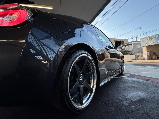 ８６ ＧＴリミテッド　ＴＯＭ’Ｓ　フロントバンパー社外サイドステップＴＲＵＳＴマフラー　ＷＯＲＫ　ＺＥＡＳＴ１９ｉｎＡＷＶａｌｅｎｔｉテール　ＢＬＩＴＺシフトノブ　純正ナビ（Ｂｌｕｅｔｏｏｔｈ／ＴＶ／バックカメラ）　ＥＴＣ（10枚目）