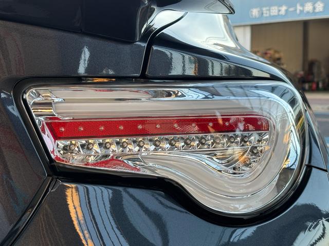 ８６ ＧＴリミテッド　ＴＯＭ’Ｓ　フロントバンパー社外サイドステップＴＲＵＳＴマフラー　ＷＯＲＫ　ＺＥＡＳＴ１９ｉｎＡＷＶａｌｅｎｔｉテール　ＢＬＩＴＺシフトノブ　純正ナビ（Ｂｌｕｅｔｏｏｔｈ／ＴＶ／バックカメラ）　ＥＴＣ（23枚目）