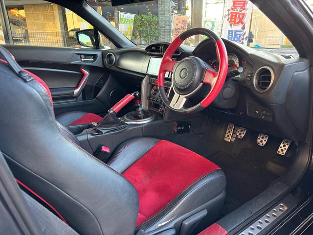 ８６ ＧＴリミテッド　ＴＯＭ’Ｓ　フロントバンパー社外サイドステップＴＲＵＳＴマフラー　ＷＯＲＫ　ＺＥＡＳＴ１９ｉｎＡＷＶａｌｅｎｔｉテール　ＢＬＩＴＺシフトノブ　純正ナビ（Ｂｌｕｅｔｏｏｔｈ／ＴＶ／バックカメラ）　ＥＴＣ（28枚目）