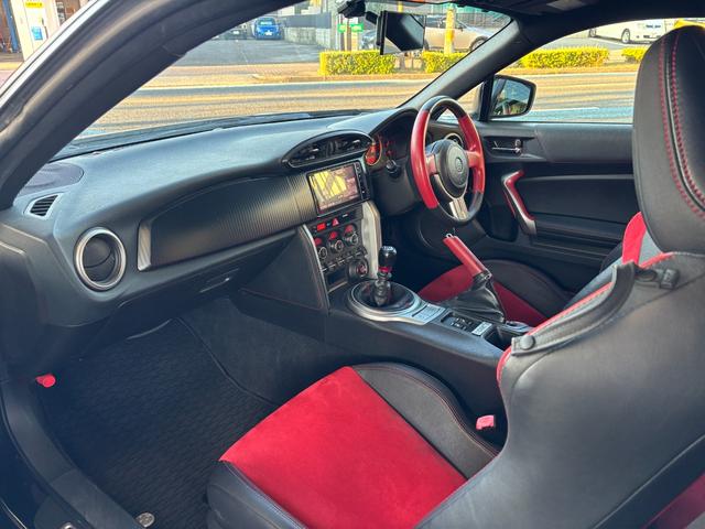 ８６ ＧＴリミテッド　ＴＯＭ’Ｓ　フロントバンパー社外サイドステップＴＲＵＳＴマフラー　ＷＯＲＫ　ＺＥＡＳＴ１９ｉｎＡＷＶａｌｅｎｔｉテール　ＢＬＩＴＺシフトノブ　純正ナビ（Ｂｌｕｅｔｏｏｔｈ／ＴＶ／バックカメラ）　ＥＴＣ（31枚目）