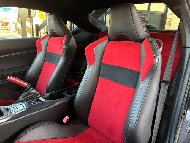 ８６ ＧＴリミテッド　ＴＯＭ’Ｓ　フロントバンパー社外サイドステップＴＲＵＳＴマフラー　ＷＯＲＫ　ＺＥＡＳＴ１９ｉｎＡＷＶａｌｅｎｔｉテール　ＢＬＩＴＺシフトノブ　純正ナビ（Ｂｌｕｅｔｏｏｔｈ／ＴＶ／バックカメラ）　ＥＴＣ（32枚目）