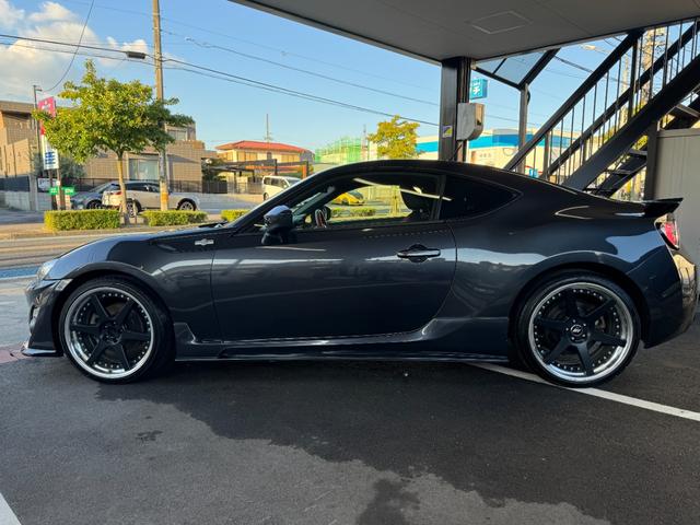 ８６ ＧＴリミテッド　ＴＯＭ’Ｓ　フロントバンパー社外サイドステップＴＲＵＳＴマフラー　ＷＯＲＫ　ＺＥＡＳＴ１９ｉｎＡＷＶａｌｅｎｔｉテール　ＢＬＩＴＺシフトノブ　純正ナビ（Ｂｌｕｅｔｏｏｔｈ／ＴＶ／バックカメラ）　ＥＴＣ（57枚目）