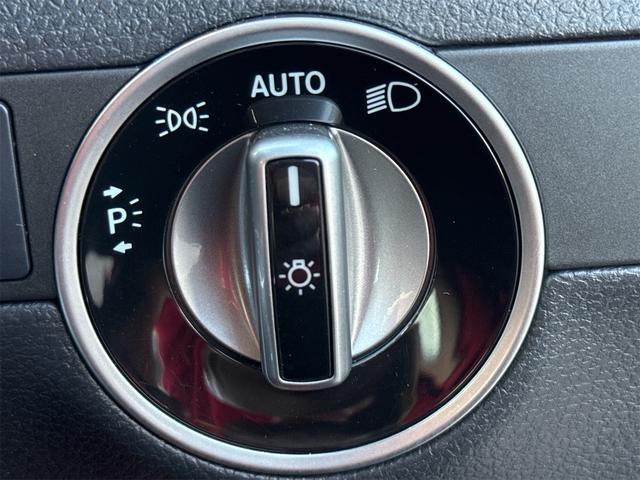 【オートライト】センサーが周囲の明るさを判断し自動でヘッドライトが点灯します。夜間走行等無灯火の心配がなくなります。